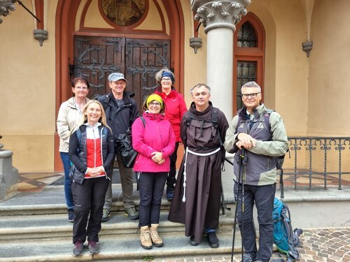 Trotz schlechten Wetters vertraute die Pilgergruppe Maria in<strong> Maria Siebenbrünn </strong>das neue Arbeitsjahr an.<br />
Foto: © Monika Dreger Trotz schlechten Wetters vertraute die Pilgergruppe Maria in<strong> Maria Siebenbrünn </strong>das neue Arbeitsjahr an.<br />
Foto: © Monika Dreger