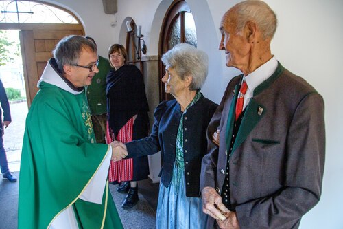 Foto: Georg Brandstätter<br />
Gratulation des Ehepaares, das ihr diamentes Jubiläum feiert.