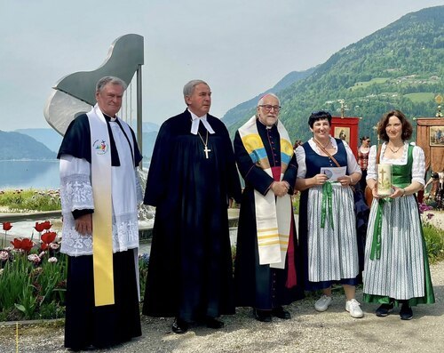 BIschof Marketz, Superintendent Sauer und Stiftspfarrer Aichholzer mit Vertreterinnen der Kärntner Bäurinnen bei der Jubiläumswallfahrt in Ossiach; Foto: ORF Kärnten BIschof Marketz, Superintendent Sauer und Stiftspfarrer Aichholzer mit Vertreterinnen der Kärntner Bäurinnen bei der Jubiläumswallfahrt in Ossiach; Foto: ORF Kärnten