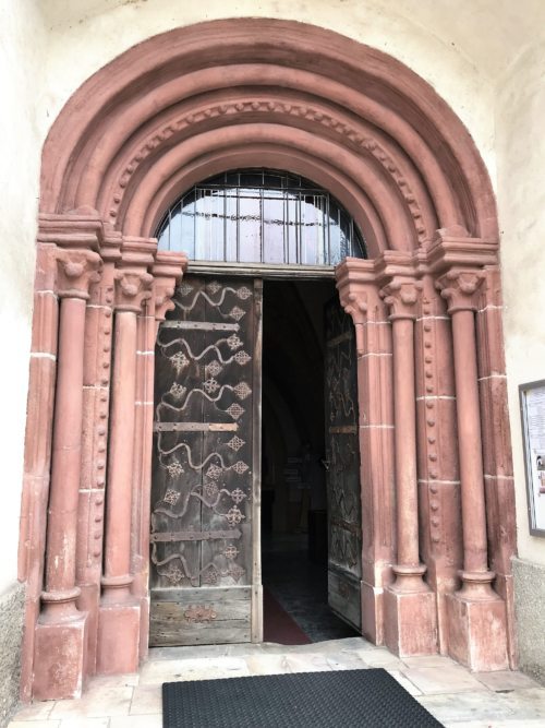 Romanisches Säulenportal, Überrest der romanischen Bauzier / Foto: Pfarre VK/JN