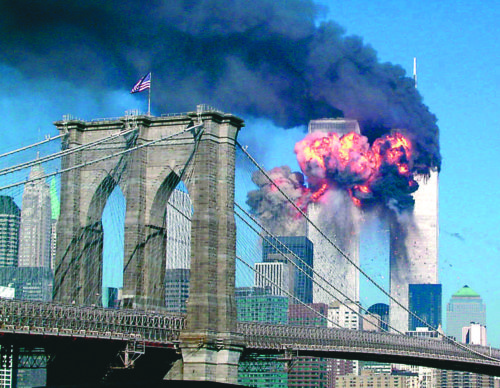 Das World-Trade-Center in New York steht in Flammen: Schockierende Bilder für die USA und die ganze Welt. (© Foto: Reuters) Das World-Trade-Center in New York steht in Flammen: Schockierende Bilder für die USA und die ganze Welt. (© Foto: Reuters)