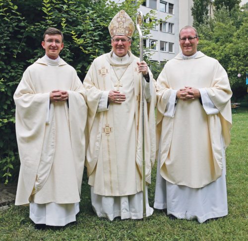 Die Neugeweihten Martin Edlinger (re) und Christoph Kranicki (li) mit Diözesanbischof Alois Schwarz bei der anschließenden Agape  (© Foto: Eggenberger)