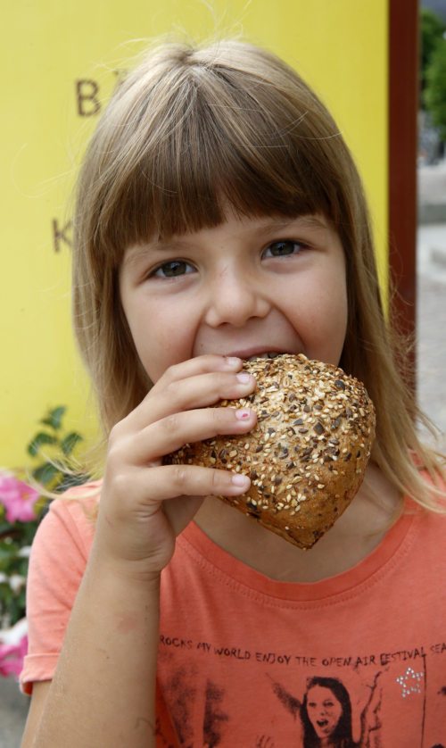 Lisa schmeckts. Der Kornbeisser macht glücklich und satt. Foto: Eggenberger Lisa schmeckts. Der Kornbeisser macht glücklich und satt. Foto: Eggenberger