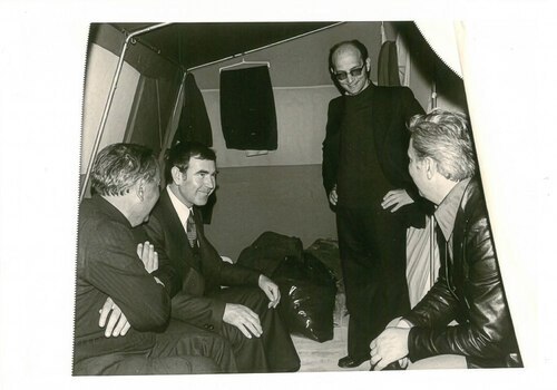 Im Zelt: Viktor Omelko (2. von links): „Zelte waren als Wohnraum auf Dauer nicht geeignet. Innerhalb kürzester Zeit war man in Schweiß gebadet.“ Foto: Caritas