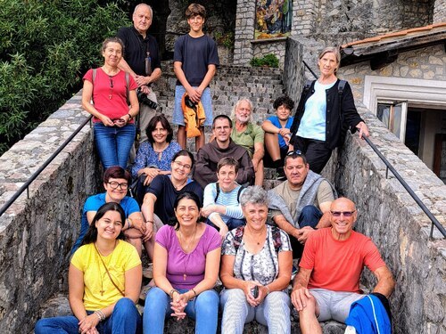 In Greccio gab es genügend Zeit für ein Gruppenfoto während der Pilgerreise nach Assis: <a data-cke-saved-href=“https://www.kath-kirche-kaernten.at/pfarren/detail/C3258/auf-den-spuren-von-franziskus-unterwegs“ href=“https://www.kath-kirche-kaernten.at/pfarren/detail/C3258/auf-den-spuren-von-franziskus-unterwegs“ target=“_blank“>https://www.kath-kirche-kaernten.at/pfarren/detail/C3258/auf-den-spuren-von-franziskus-unterwegs</a>. - Foto: © P. Emmanuel-Maria Fitz OFM In Greccio gab es genügend Zeit für ein Gruppenfoto während der Pilgerreise nach Assis: <a data-cke-saved-href=“https://www.kath-kirche-kaernten.at/pfarren/detail/C3258/auf-den-spuren-von-franziskus-unterwegs“ href=“https://www.kath-kirche-kaernten.at/pfarren/detail/C3258/auf-den-spuren-von-franziskus-unterwegs“ target=“_blank“>https://www.kath-kirche-kaernten.at/pfarren/detail/C3258/auf-den-spuren-von-franziskus-unterwegs</a>. - Foto: © P. Emmanuel-Maria Fitz OFM