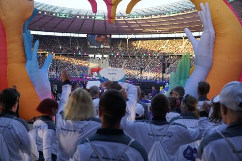 Die Eröffnungsfeier mit über 50.000 Zuschauer im Berliner Olympiastadion war ein Highlight für die Teilnehmer:innen (© Foto: Special Olympics Österreich)