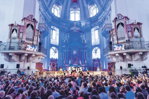 Tausende Jugendliche im Dom zu Salzburg (© Foto: privat)