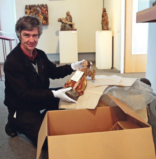 Eduard Mahlknecht beim umsichtigen Verpacken: Hier ist es ein Barockengel. (© Foto: Eggenberger)