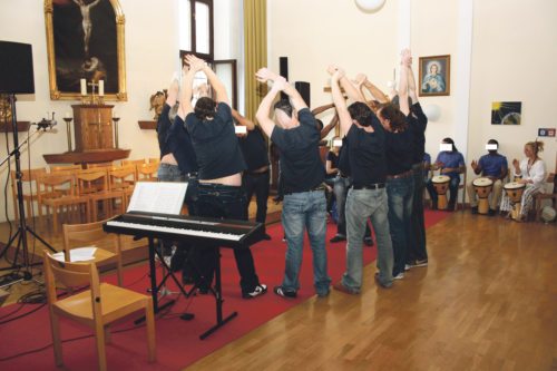 Probenraum in der Gefängniskapelle in der Klagenfurter Justizanstalt. Unter Leitung von Eduard Oraˇze wird hier geprobt und musiziert. (© Foto: K.K.)