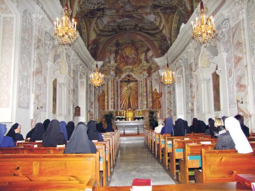 Gemeinsam Gottesdienst feiern in der Klosterkirche in Wernberg. Foto: Lucien Lenzen