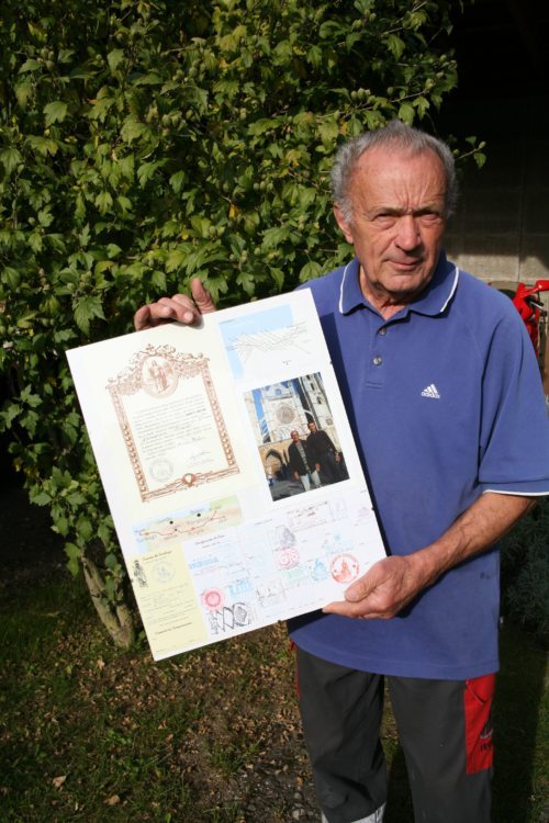Benito Cimenti mit seiner Compostela, der Pilgerurkunde aus Spanien. (© Foto: Jakl) Benito Cimenti mit seiner Compostela, der Pilgerurkunde aus Spanien. (© Foto: Jakl)