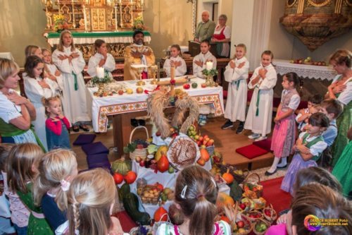 Besonders beliebt ist Pfarrer Joseph bei den Kindern (Foto: PZ/Orasch)