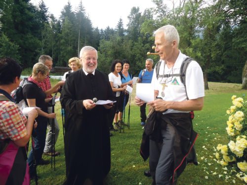 Pilgersegen für alle: P. Siegfried Stattmann OSB begrüßt an jeder Filialkirche die Pilgergruppe. (© Foto: Jakl) Pilgersegen für alle: P. Siegfried Stattmann OSB begrüßt an jeder Filialkirche die Pilgergruppe. (© Foto: Jakl)