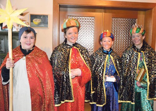 Die stolzen Sternsinger in ihren neuen Kleidern (Foto: Weeber)