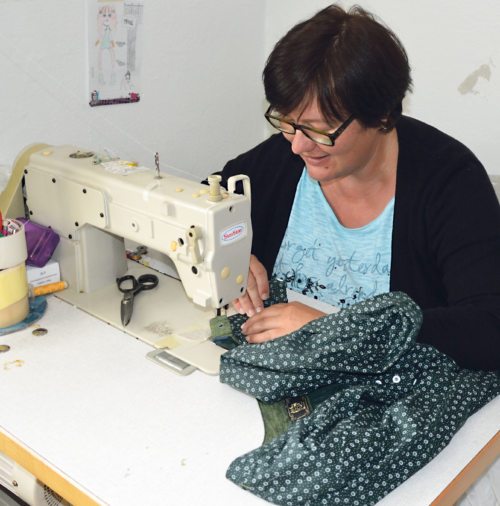 Maria Mitterberger hinter der Nähmaschine (@Weeber)