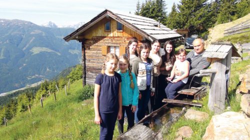 Verschnaufpause vor der Almütte der Familie Thaler in 1800 Meter Seehöhe (© Foto: Pfarre St. Theresia/Klagenfurt)