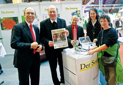 Blick zurück. Im vergangenen Jahr war Diözesanbischof Alois Schwarz zu Gast beim Stand des „Sonntag“ mit Chefredakteur Gerald Heschl.  (© Foto: Eggenberger)