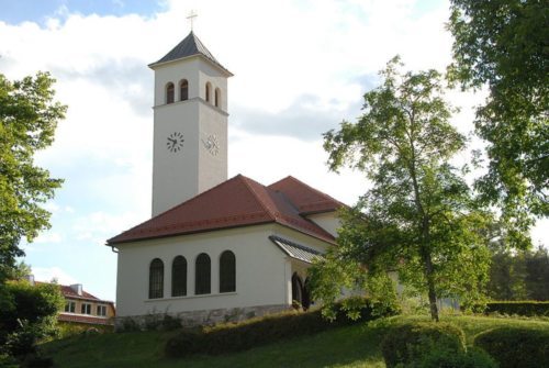 Die Pfarrkirche Velden am Wörthersee ist “Unserer Lieben Frau“ geweiht. Sie wurde vor 80 Jahren, unter Pfarrer Franz Xaver Kaleja nach den Plänen von Architekt Franz Baumgartner&nbsp; im Stil der “Wörthersee-Architektur“ erbaut. (Foto: Pfarre Velden)