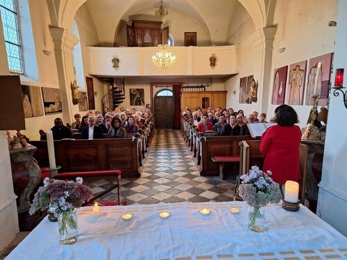 Bis auf den letzten Platz gefüllt, die Filialkirche St. Michael in Feldkirchen (Foto: © Susanne Laggner-Primosch)