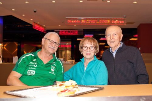 Peter Schwagerle beobachtete gemeinsam mit Komerzialrat Alfred Laas samt Gatin die Bowlingbegegnung (©Dolinsek/CineCity Klagenfurt