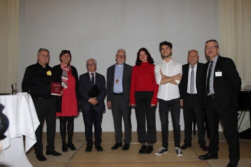 Feierten 50 Jahre Diözesansynode: Bischof Marketz mit Andreas Lampichler (Deutsch-slowenischer Koordinationsausschuss), Direktorin Schneider-Brandauer, Festredner Till, Brina Kušej, Simon Lampichler, Valentin Inzko und Moderator Fritz, v. l.; Foto: Sonntag/Haab Feierten 50 Jahre Diözesansynode: Bischof Marketz mit Andreas Lampichler (Deutsch-slowenischer Koordinationsausschuss), Direktorin Schneider-Brandauer, Festredner Till, Brina Kušej, Simon Lampichler, Valentin Inzko und Moderator Fritz, v. l.; Foto: Sonntag/Haab