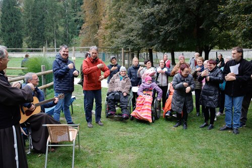 Bei der Tiersegnung im Tierpark Rosegg, kam die Freude nicht zu kurz: <a  data-cke-saved-href=“https://www.kath-kirche-kaernten.at/pfarren/detail/C3258/franz-von-assisi-ein-leben-fuer-das-evangelium“ href=“https://www.kath-kirche-kaernten.at/pfarren/detail/C3258/franz-von-assisi-ein-leben-fuer-das-evangelium“ target=“_blank“>https://www.kath-kirche-kaernten.at/pfarren/detail/C3258/franz-von-assisi-ein-leben-fuer-das-evangelium</a>.- Foto: Ferdinand Dreger