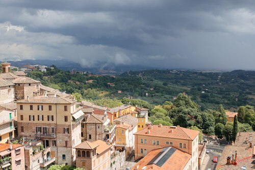 Ein Blick von einer Plattform aus auf Perugia und das Tal - Foto: Ferdinand Dreger