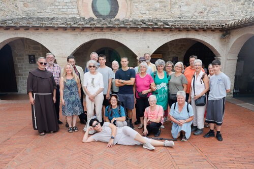 Ein Gruppenfoto vor der hl. Messe in San Damiano. - Foto: Ferdinand Dreger
