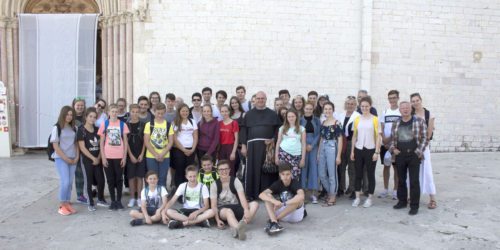 Die Reisegruppe vor der Basilika  (Foto: M. Komar)