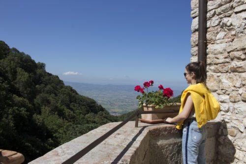 Blick von der Einsiedelei „delle Carceri” ins Tal (Foto: M. Komar) Blick von der Einsiedelei „delle Carceri” ins Tal (Foto: M. Komar)
