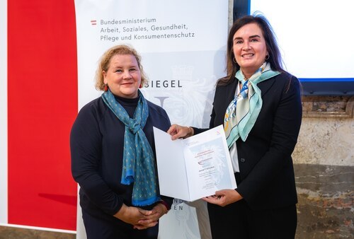 Das NESTORGOLD Gütesiegel nahm die Kaufmännische Direktorin Mag. Dr. Elke Haber, MBA von Sozialministerin Korinna Schuman gerne entgegen. © BKA Valentin Brauneis Das NESTORGOLD Gütesiegel nahm die Kaufmännische Direktorin Mag. Dr. Elke Haber, MBA von Sozialministerin Korinna Schuman gerne entgegen. © BKA Valentin Brauneis
