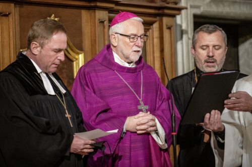 Bischof Marketz, Superintendent Sauer und rumänisch-orthodoxer Pfarrer Ipati beten gemeinsam für Frieden in der Ukraine (Foto: Diözesan-Pressestelle/Karlheinz Fessl)