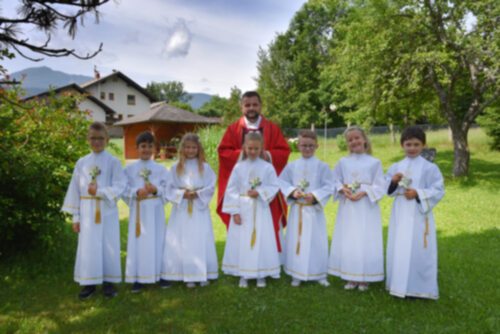 Die sieben Erstkommunionkinder mit Pfarrer Martin. ©TamaraJarnig