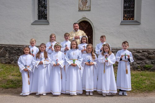 Erstkommunionkinder und Pfarrer Martin. Bild: Erstkommunionkinder und Pfarrer Martin. Bild: