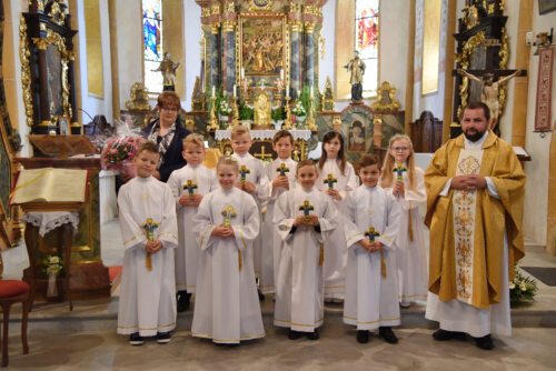 Neun Kinder der zweiten Klasse der Volksschule St. Stefan, die gerade das erste Mal die Kommunion empfangen haben. Mit dabei: Religionslehrerin i. R. Monika Grafenauer und Provisor Marcin Mrawczynski. Bild ©: TamaraJarnig.