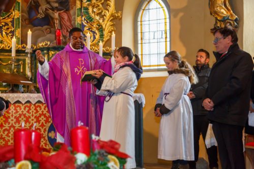 Ministrantinnen Lena und Magdalena<br />
Foto: Anton Wieser