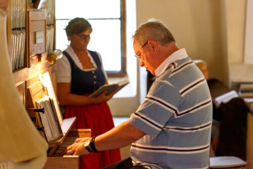 Organist Wolfgang Kriegl an der Artner Orgel<br />
Foto: Anton Wieser
