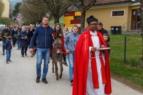 Umgang um die Kirche<br />
Foto: Anton Wieser