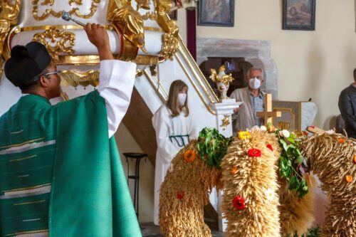 Segnung der Erntekrone<br />Foto: Anton Wieser