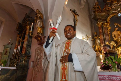 Spendung des Blasiussegens<br />
Foto: Anton Wieser Spendung des Blasiussegens<br />
Foto: Anton Wieser