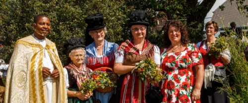 Gruppenbild mit Bänderhutfrauen und Sieglinde Salbrechter (FNL)<br />
Foto: Anton Wieser