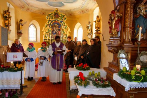 Segnung der Adventkränze und Kerzen (© Foto: Anton Wieser)