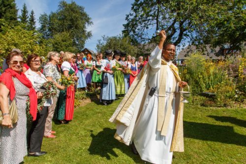 Segnung des Kräutergartens<br />Foto: Anton Wieser