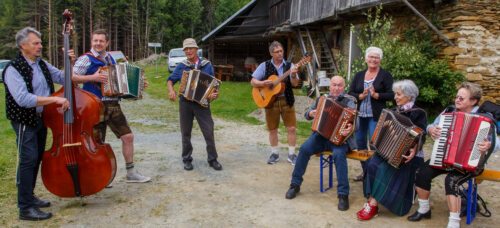 Gastmusikanten vom Zammelsberg<br />
Foto: Anton Wieser Gastmusikanten vom Zammelsberg<br />
Foto: Anton Wieser
