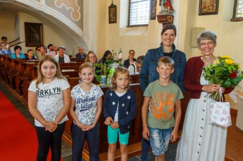 Gratulation der Erstkommunionkinder<br />
Foto: Anton Wieser Gratulation der Erstkommunionkinder<br />
Foto: Anton Wieser