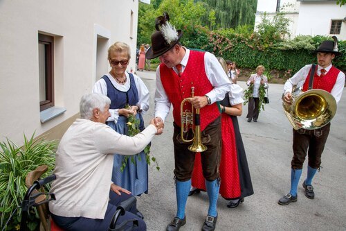 Geburtstagsgratulation<br />
Foto: Anton Wieser Geburtstagsgratulation<br />
Foto: Anton Wieser