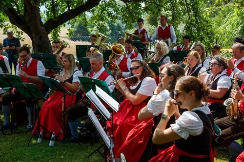 Frühschoppenkonzert<br />
Foto: Anton Wieser Frühschoppenkonzert<br />
Foto: Anton Wieser