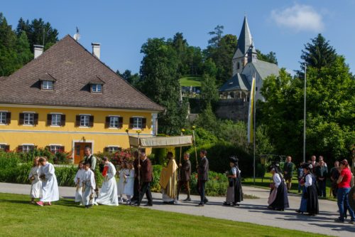 Prozession zu den Evangelienstationen<br />
Foto: Anton Wieser