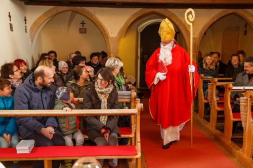 Besuch des Nikolaus in der Pfarrkirche Steinbichl<br />
Foto: Sieghart Egger Besuch des Nikolaus in der Pfarrkirche Steinbichl<br />
Foto: Sieghart Egger