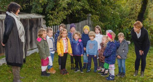 Lied der Kindergartengruppe Dreifaltigkeit<br />
Foto: Anton Wieser